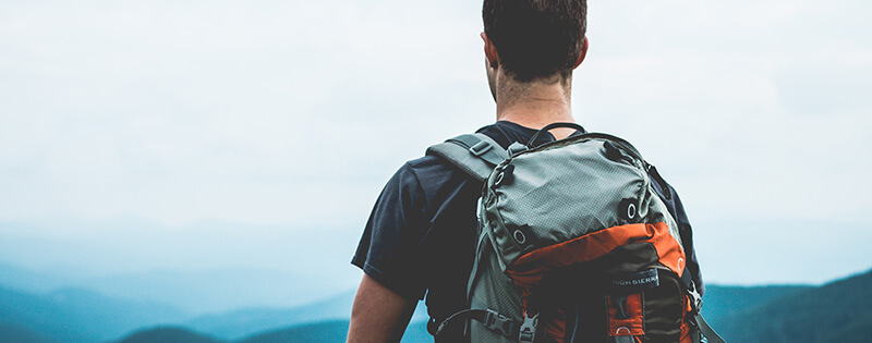 Mann mit Outdoor Survival Daypack