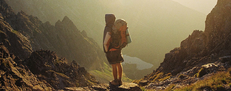 Mann mit Outdoor Survival Daypack