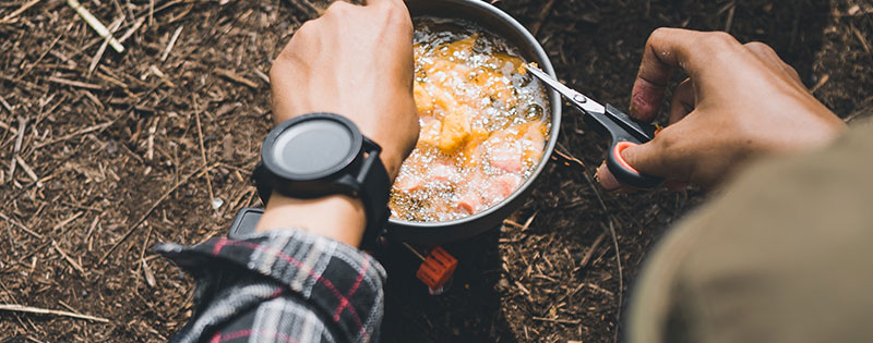 Outdoor Survival Kocher kaufen Mann mit Outdoor Survival Kocher