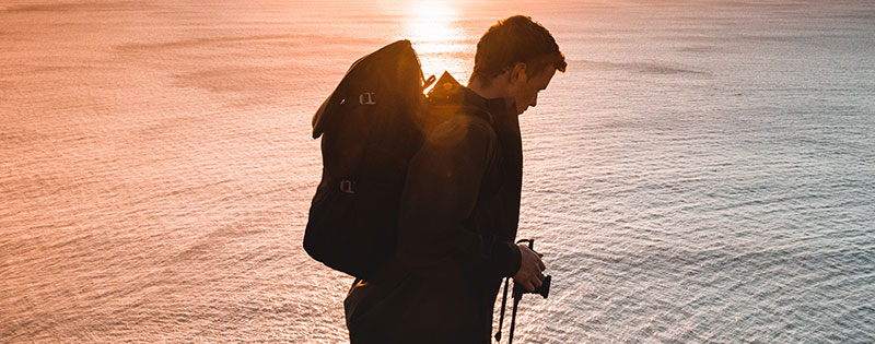 Outdoor Survival Seesack kaufen Mensch mit Outdoor Survival Seesack