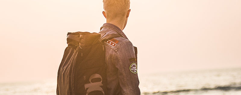 Mann mit Outdoor Survival Seesack