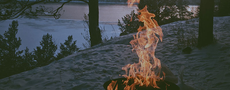 Überleben in Schnee und extremer Kälte Feuer um im Schnee und in der Kälte zu überleben